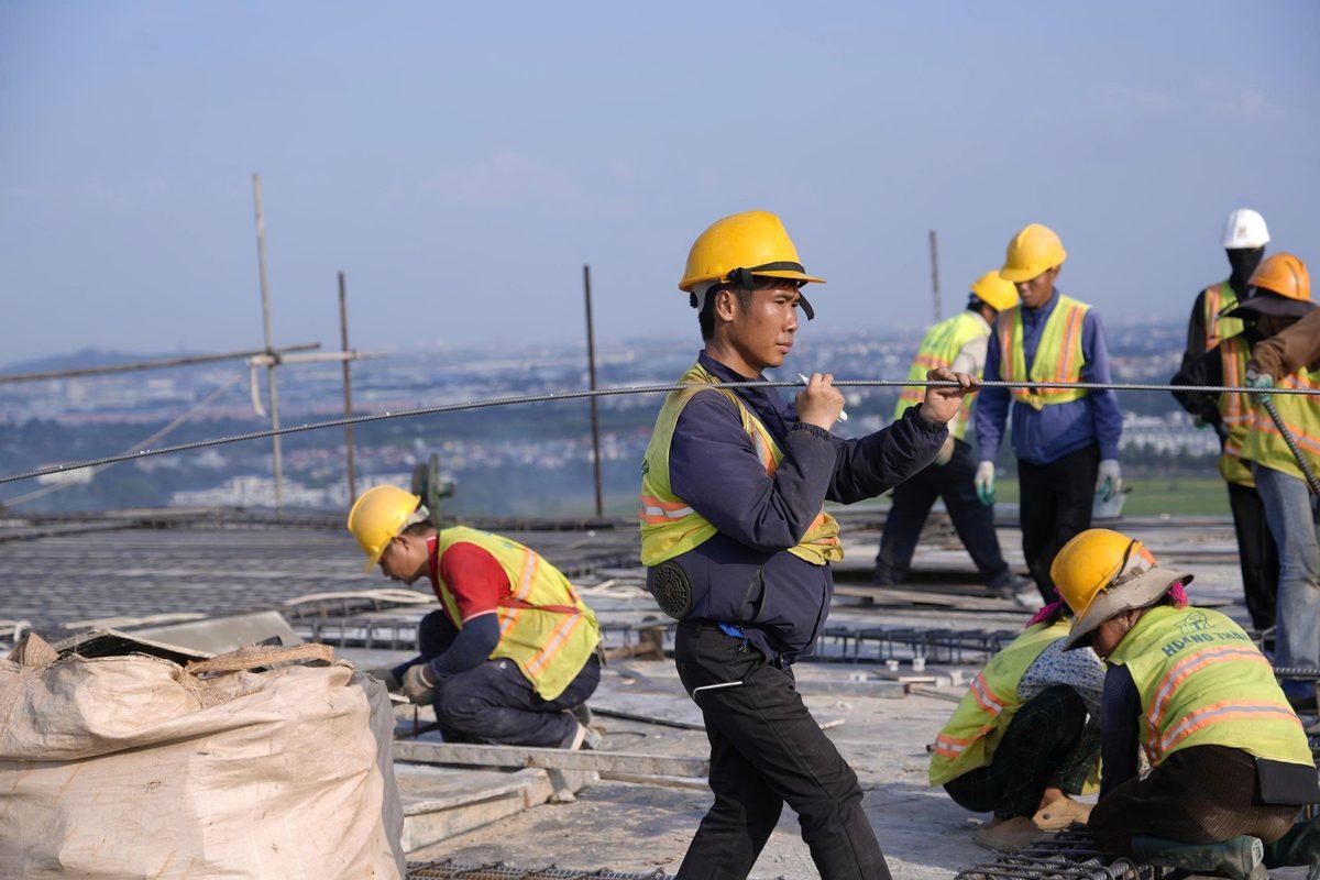 BỮA CƠM VỘI GIỮA CÔNG TRƯỜNG…